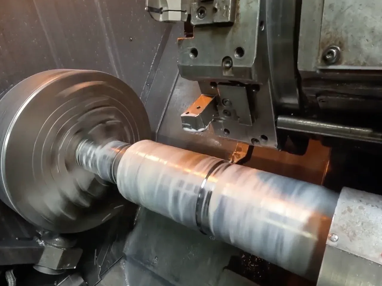 CNC tezgahında işlenen bir yedek parça (örn. piston / silindir)